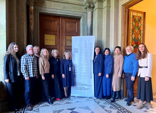 Викладачі факультету мистецтв після Секційних засідань у м.Чернівці